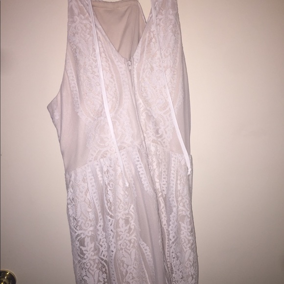 Super Cute dress with key hole in the front - Picture 3 of 7